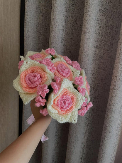 Strauß aus bernsteinfarbenen rosa Rosen