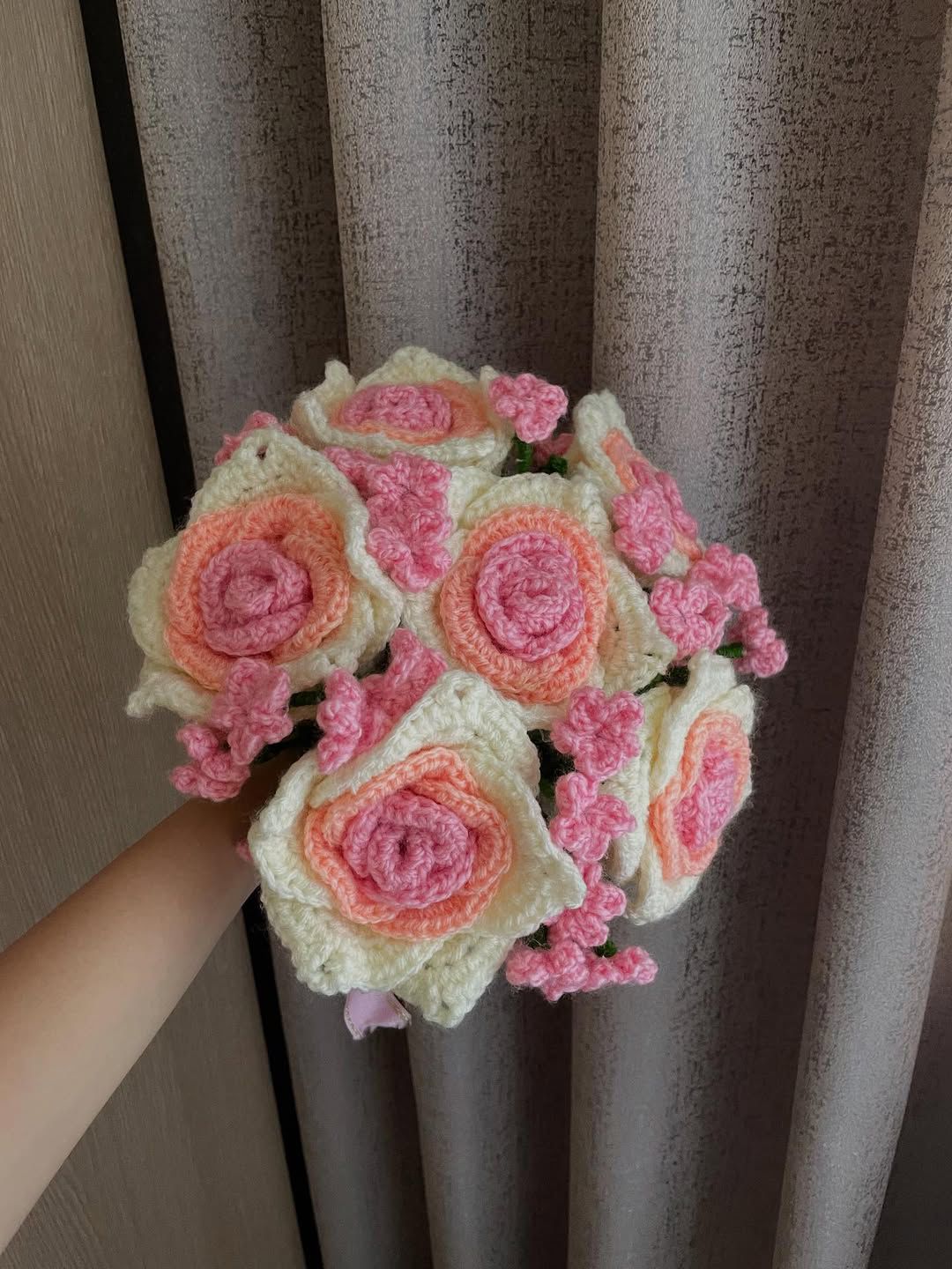 Strauß aus bernsteinfarbenen rosa Rosen