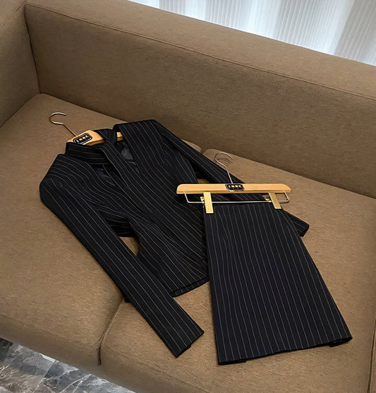 Tailleur jupe à fines rayures 